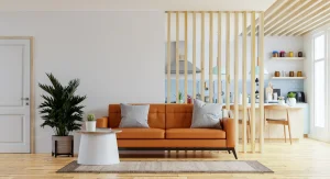 Salón con sofá naranja y separador de listones de madera