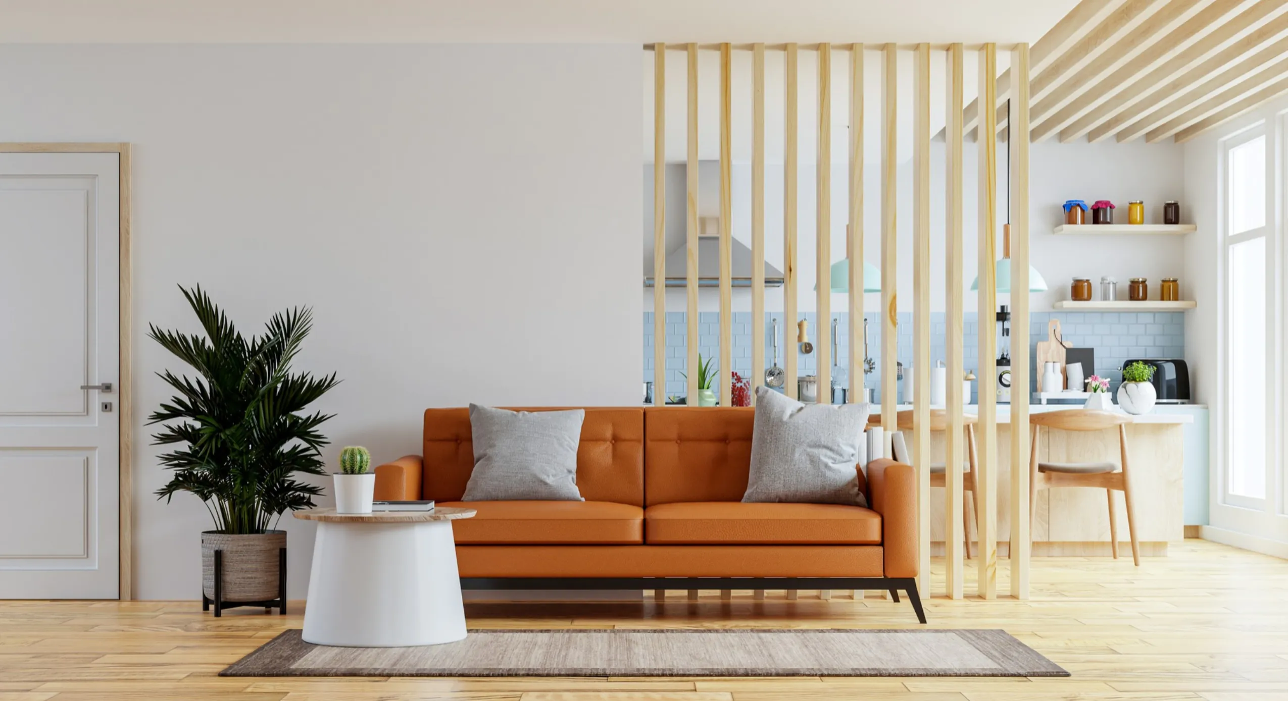 Salón con sofá naranja y separador de listones de madera