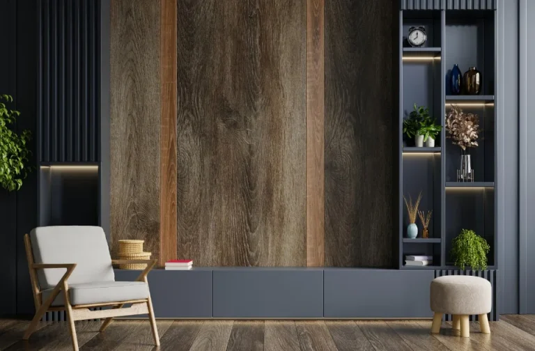 Salón con revestimiento de madera oscura y estanterías a medida
