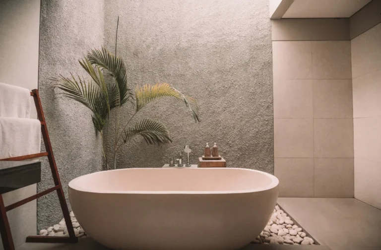 Baño con bañera exenta y paredes de microcemento