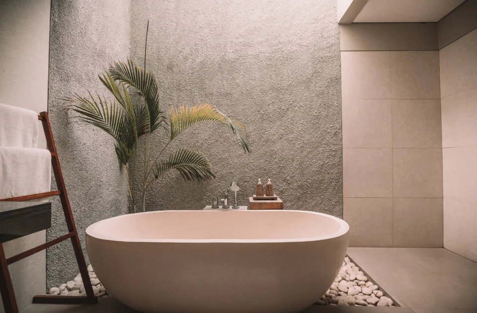 Baño con bañera exenta y paredes de microcemento