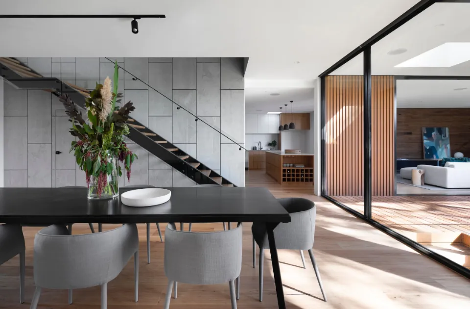 Planta abierta moderna con escalera y comedor
